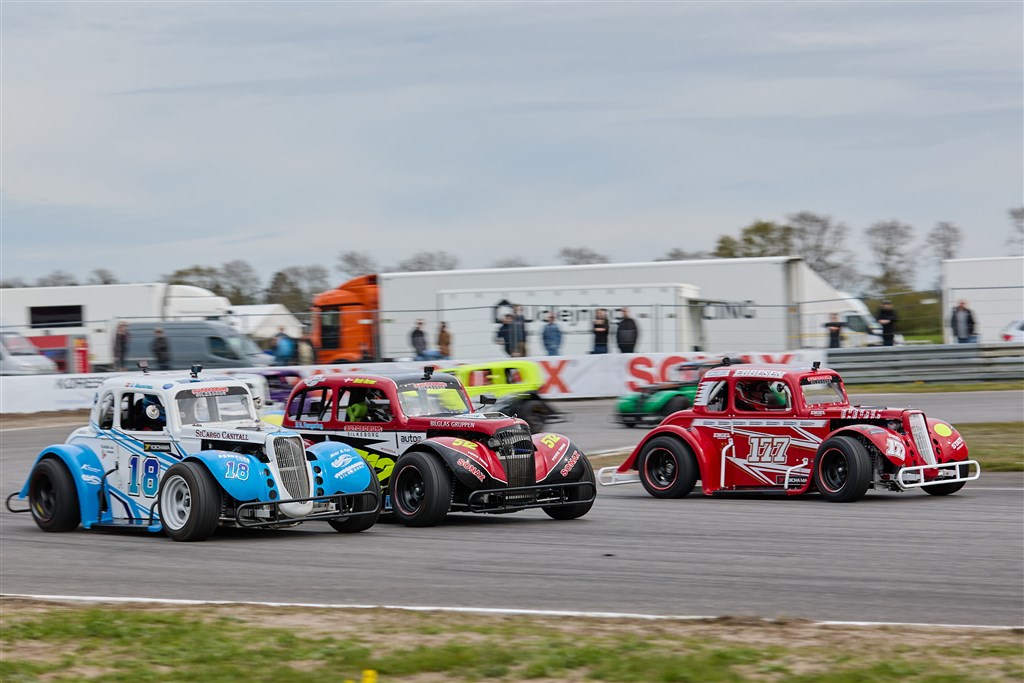 Joachim Lee Holmstoel (18), Kevin Verner (512) og Lars Bohnensach Ebbesen (177) side om side under et af løbene for Legend Car Cuppen på Padborg Park.
(Foto: Stumpphoto)